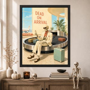 Puede incluir: Una l&aacute;mina art&iacute;stica enmarcada que muestra un esqueleto con traje beige, pa&ntilde;uelo rojo y gafas de sol, sentado en una cinta de equipaje de un aeropuerto. El texto 'DEAD ON ARRIVAL' se ve en la pared, junto a maletas y un avi&oacute;n.