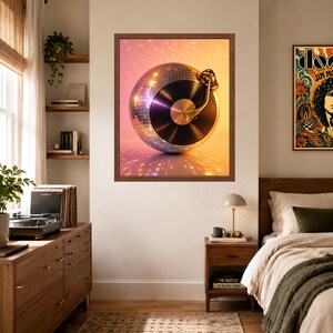 Puede incluir: Una impresi&oacute;n art&iacute;stica enmarcada que presenta una bola de discoteca esf&eacute;rica con un disco de vinilo negro integrado en el centro, junto con un brazo fonocaptor dorado. La obra muestra un fondo degradado c&aacute;lido con reflejos.