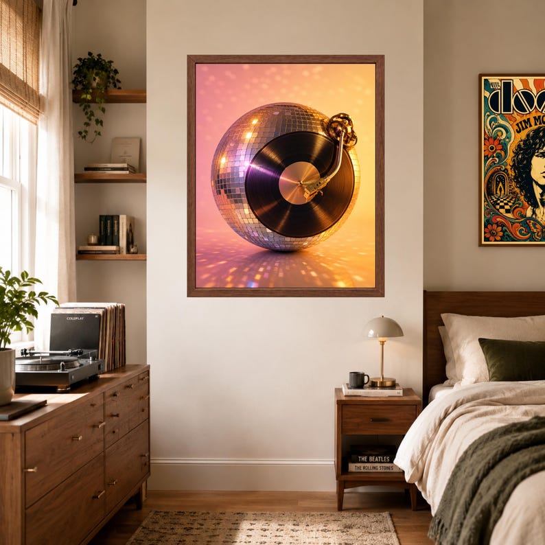 Puede incluir: Una impresi&oacute;n art&iacute;stica enmarcada que presenta una bola de discoteca esf&eacute;rica con un disco de vinilo negro integrado en el centro, junto con un brazo fonocaptor dorado. La obra muestra un fondo degradado c&aacute;lido con reflejos.