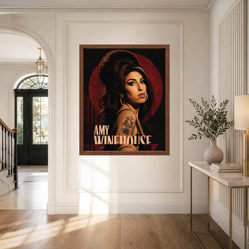 Puede incluir: Una impresi&oacute;n de arte mural rectangular enmarcada que presenta un retrato de Amy Winehouse con su caracter&iacute;stico peinado de colmena, delineador de ojos oscuro y pendientes de aro. El fondo es un c&iacute;rculo rojo intenso y el texto AMY WINEHOUSE.