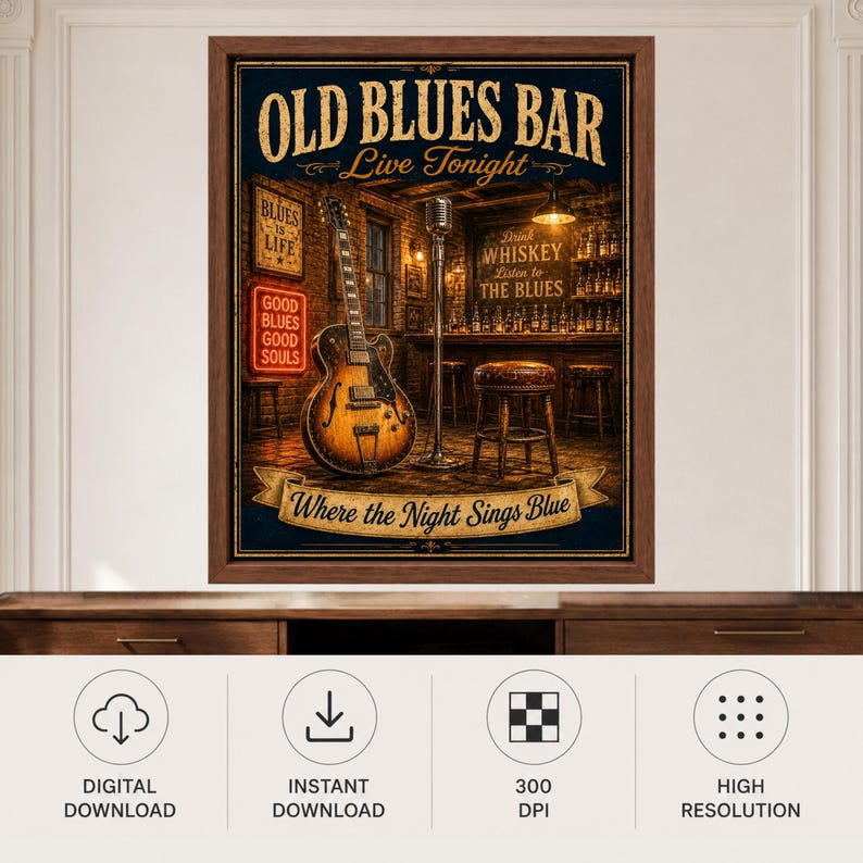 Op de afbeelding: Een ingelijste kunstdruk getiteld Old Blues Bar Live Tonight met een elektrische gitaar, een vintage microfoon en een barkruk. De tekst luidt Drink Whiskey Listen to the BLUES en Where the Night Sings Blue.
