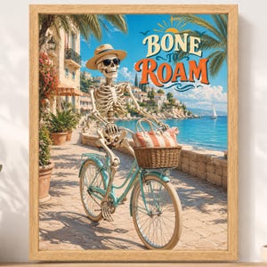 Peut inclure: Une impression d'art encadr&eacute;e repr&eacute;sentant un squelette portant un chapeau de paille et des lunettes de soleil, &agrave; v&eacute;lo sur un chemin c&ocirc;tier. Un panier en osier avec un sac ray&eacute; est fix&eacute; au guidon. Le texte BONE TO ROAM est visible.