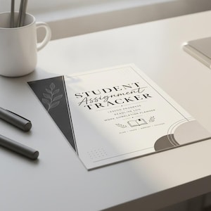 Może przedstawiać: Biała kartka papieru z tytułem STUDENT Assignment TRACKER, czarnym tekstem, ilustracją liścia i ikoną książki. Dokument zawiera frazy LESSON PROGRESS, DEADLINE LOG, WORK COMPLETION PLANNER oraz PLAN TRACK SUPPORT SUCCEED.