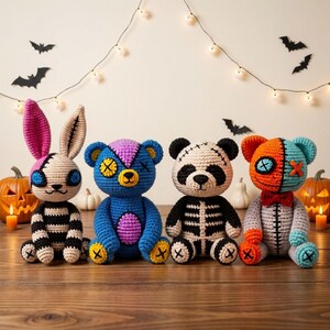Peut inclure: Quatre peluches crochetées à la main comprenant un lapin aux longues oreilles, un ours bleu avec une pièce violette, un panda avec un motif de cage thoracique et un ours bicolore avec un nœud papillon rouge, tous avec des yeux en X.