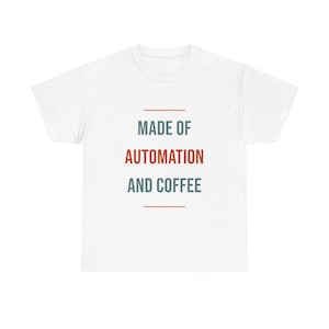 Op de afbeelding: Een wit t-shirt met korte mouwen en de tekst MADE OF AUTOMATION AND COFFEE in het midden gedrukt. De woorden MADE OF en AND COFFEE zijn in een gedempt blauwgrijs, terwijl het woord AUTOMATION in een opvallende oranjerode kleur is.