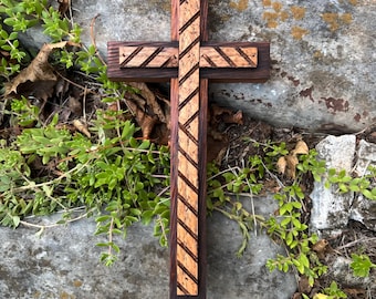 Croix en bois fabriquée à la main (bois de récupération)