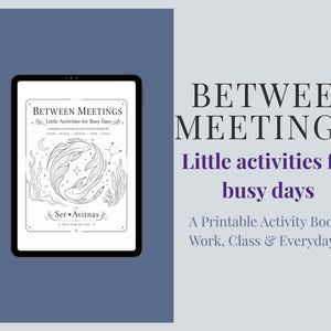 Puede incluir: Una tableta digital que muestra una portada titulada Between Meetings: Little Activities for Busy Days. El diseño presenta un dibujo lineal de dos peces formando un círculo, estrellas, algas y el texto Ser Avitnas y Born from the soul.