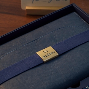 Cadeau personnalisé pour la remise des diplômes de doctorat : carnet Tyvek et stylo assortis. Idée cadeau pour un docteur ou une docteure.
