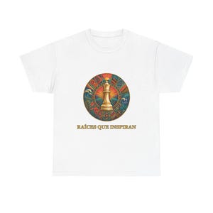 Camiseta Raíces que Inspiran con Reina de Ajedrez | Herencia Hispana | Camiseta Cultural Unisex