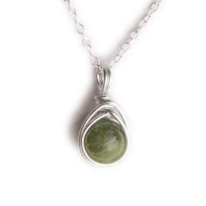 Grüne Jade Sterling Silber Halskette | Zierliche stark vereinfachte 8mm Edelstein-Kristallheilung