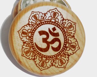 Grinder solid oak / CNC & Magnetic Inside  / wood burned Mandala Leaf Ohm