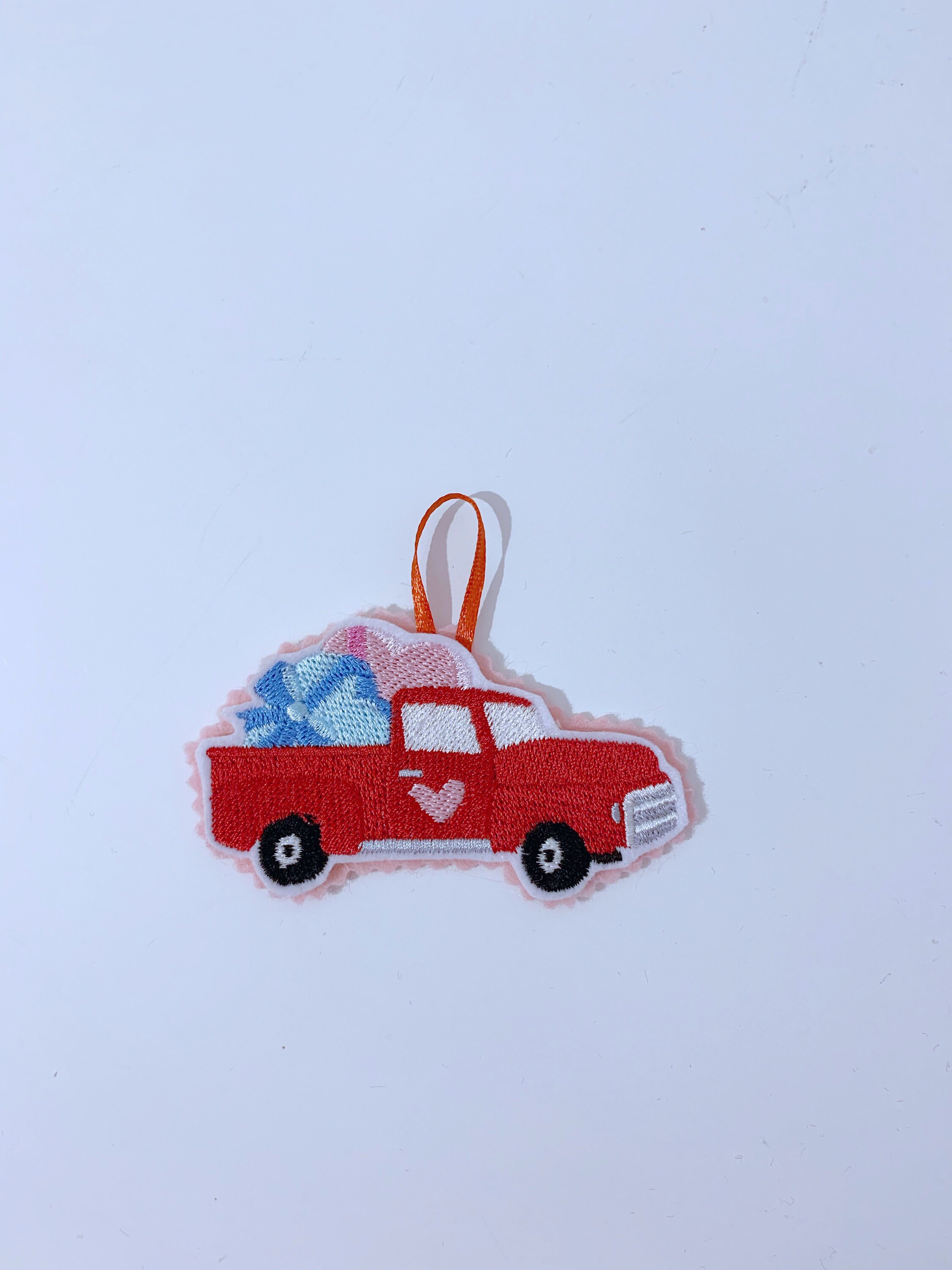 SENSEVEN Valentinstag Türdekoration – Romantischer Truck Mit Herz, 180x90 Cm – Waschbar Und Wiederverwendbar