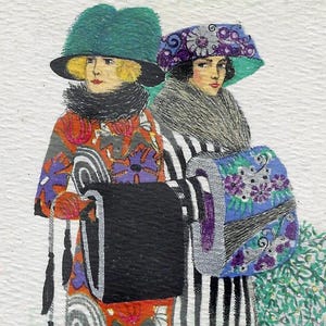 Peut inclure: Deux femmes portant des chapeaux colorés et des robes à motifs. La femme de gauche porte un chapeau vert avec un bandeau noir et une robe rouge, noire et blanche. La femme de droite porte un chapeau violet et bleu avec une robe à rayures noires et blanches. Les deux femmes tiennent des sacs noirs.