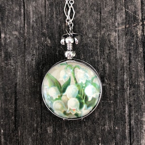 Collier médaillon rond en verre rond en argent sterling de style ancien, images de cartes postales anciennes de moineau et de muguet, oiseau ancien