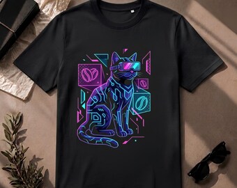 Könnte beinhalten: Ein schwarzes Kurzarm-T-Shirt mit einem Grafikdruck einer Katze, die eine Virtual-Reality-Brille trägt. Die Katze ist in neonblauen und violetten geometrischen Linien dargestellt, umgeben von abstrakten Formen und Kaffeebohnen-Symbolen.