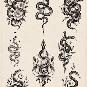 Op de afbeelding: Een verzameling van acht zwart-wit tatoeageontwerpen met slangen verweven met diverse elementen zoals pioenrozen, lotusbloemen, kersenbloesems, een dolk, maansikkels en sterren op een lichtbeige achtergrond.