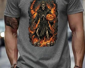 Könnte beinhalten: Ein graues, meliertes Kurzarm-T-Shirt mit einem Grafikdruck einer skelettierten Figur mit Kapuze, die einen leuchtenden Kürbis hält. Die Figur ist von orangefarbenen Flammen, dunklem Rauch, kleinen Fledermäusen und mehreren Totenköpfen umgeben.