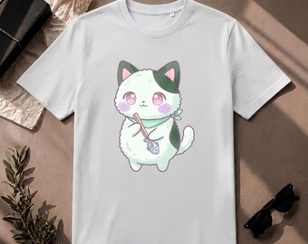 Könnte beinhalten: Ein hellgraues Kurzarm-T-Shirt mit einer zentralen Grafik einer flauschigen weißen Katze mit dunkelgrünen Flecken, großen rosa Augen und einem hellgrünen Halstuch, die einen kleinen blauen Fisch mit Holzstäbchen in den Pfoten hält.
