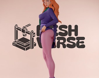 Könnte beinhalten: Eine 3D-gedruckte Figur mit langem orangefarbenem Haar, bekleidet mit einem violetten Langarmshirt, einem violetten Rock, einer rosafarbenen Strumpfhose und violetten Stiefeln. Ein grüner Schal liegt um den Hals. Text MESH VERSE und 3D-Drucker-Symbol.