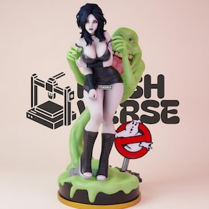 Pode incluir: Uma figura colecionável apresentando um personagem de pele pálida e cabelo preto vestindo um vestido preto e botas pretas com cadarço. Uma criatura verde, translúcida e fantasmagórica envolve o personagem. Inclui um sinal com logo de fantasma.