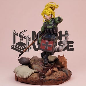 Può includere: Una dettagliata statuetta in stile anime raffigurante un personaggio dai capelli biondi in uniforme militare verde, che impugna un fucile e sovrasta una figura caduta su una base da campo di battaglia con sacchi di sabbia e filo spinato.