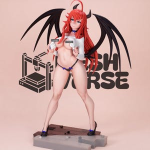 Puede incluir: Una figura de estilo anime con cabello largo rojo, cuernos negros y grandes alas negras. El personaje viste un top blanco corto, una tanga oscura y tacones negros con lazos azules sobre una base gris con textura de madera.
