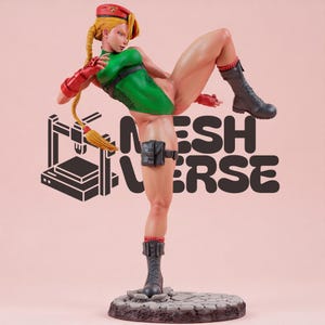 Puede incluir: Una figura detallada de un personaje rubio con leotardo verde, boina roja y guantes rojos, realizando una patada alta. El personaje lleva botas oscuras con cordones y una bolsa negra en el muslo. El texto MESH VERSE es visible detrás.