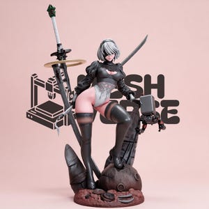 Pode incluir: Uma figura colecionável de uma personagem com cabelo branco curto, vestindo um traje preto com um collant branco, meias pretas até a coxa e uma venda nos olhos. A figura segura uma espada longa sobre uma base rochosa com um robô.