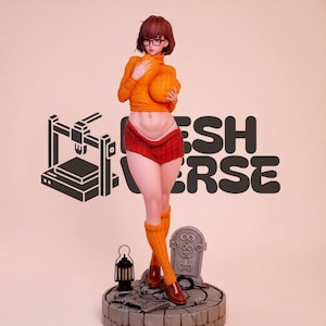 Peut inclure: Une figurine représentant un personnage aux cheveux bruns courts et lunettes, portant un pull à col roulé orange, une jupe plissée rouge et des chaussettes orange jusqu'aux genoux. La base circulaire inclut une pierre tombale. Texte : FRESH VERSE.