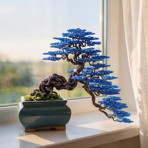 Peut inclure: Une sculpture d'arbre bonsaï en fil de fer avec un tronc et des branches en métal brun foncé torsadé, ornés de petites perles bleu vif représentant des feuilles, dans un pot en céramique bleu sarcelle avec de la mousse verte à la base.