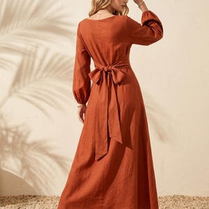 Terracotta linnen maxi-jurk, boothals, lange pofmouwen, strik op de rug, cottagecore-stijl