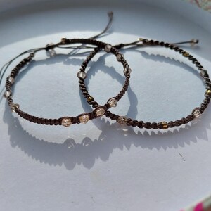 Elegantes Boho-Armband mit verstellbarem Knoten, zartes Set zum Kombinieren, Armbänder aus Memory-Draht, Makramee mit Glasperlen – perfekt für jeden Tag