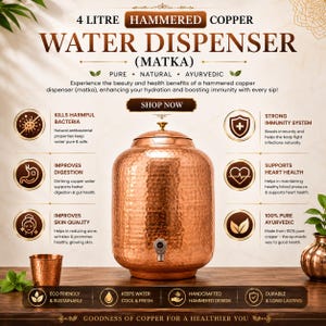 Puede incluir: Un dispensador de agua de cobre martillado de 4 litros, también llamado matka, con acabado metálico, tapa con pomo pequeño y grifo frontal. El dispensador se presenta con texto informativo que detalla sus características y beneficios.