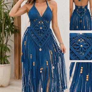Puede incluir: Un vestido de macramé azul profundo con cuello halter, un patrón central en forma de diamante con una cuenta de madera y flecos largos. La prenda incluye cuentas de madera adicionales y pequeñas conchas blancas integradas en el diseño.