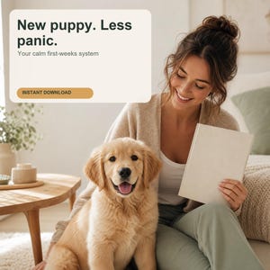 Könnte beinhalten: Ein digitaler Leitfaden mit dem Titel New puppy. Less panic. Your calm first-weeks system und einem Sofort-Download-Button. Die Grafik zeigt dunklen Text auf hellbeigem Hintergrund, der bei den ersten Wochen der Welpenpflege helfen soll.
