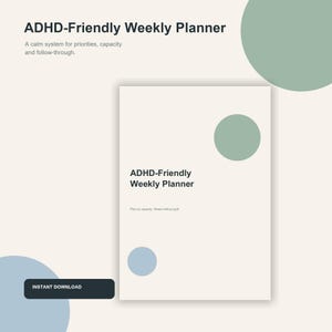 Könnte beinhalten: Ein rechteckiger Wochenplaner mit cremefarbenem Hintergrund, der den Text ADHD-Friendly Weekly Planner, einen salbeigrünen Kreis und einen hellblauen Kreis zeigt. Das Dokument enthält den Untertitel Plan by capacity. Reset without guilt.