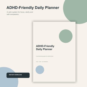Könnte beinhalten: Ein Tagesplaner mit cremefarbenem Einband und dem Text ADHD-Friendly Daily Planner, A calm planning system for real-life brains sowie FOCUS - CLARITY - SELF-COMPASSION. Das Design zeigt einen salbeigrünen und einen hellblauen Kreis.