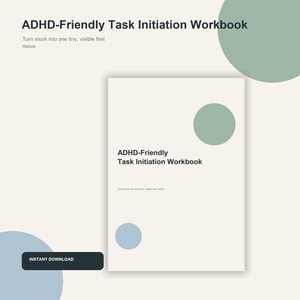 Könnte beinhalten: Ein rechteckiges Arbeitsbuch mit cremefarbenem Einband, das den Text ADHD-Friendly Task Initiation Workbook und den Untertitel Turn stuck into one tiny, visible first move trägt. Der Einband enthält einen salbeigrünen und einen hellblauen Kreis.