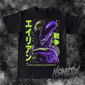 Puede incluir: Una camiseta negra de manga corta con un estampado gráfico de una criatura Xenomorfo morada de la franquicia Aliens. El diseño incluye texto en japonés de color verde brillante, un planeta de fondo y pequeños paneles rectangulares detallados.
