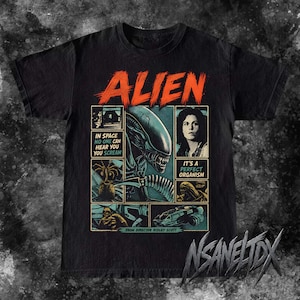 Puede incluir: Una camiseta negra de manga corta con un estampado gráfico que muestra el título ALIEN en texto naranja. El diseño incluye paneles estilo cómic que representan a la criatura, una persona y el texto IN SPACE NO ONE CAN HEAR YOU SCREAM e IT'S A PERFECT ORGANISM.