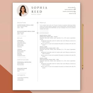 Peut inclure: Un modèle de CV professionnel pour un codeur médical nommé Sophia Reed, comprenant une photo circulaire, des coordonnées et des sections structurées pour l'éducation, les compétences, les certifications, le profil et l'expérience.