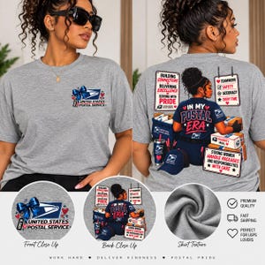 Puede incluir: Una camiseta gris jaspeado con un pequeño logotipo del Servicio Postal de los Estados Unidos y un lazo azul en el frente. La parte posterior muestra un gráfico de un trabajador postal con el texto IN MY POSTAL ERA y letreros y paquetes.