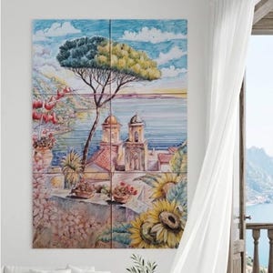 Può includere: Una grande opera d'arte murale rettangolare composta da sei pannelli quadrati che presenta un dipinto in stile acquerello di una città costiera mediterranea. La scena raffigura un pino alto, due cupole di chiesa, acqua blu e grandi girasoli gialli.