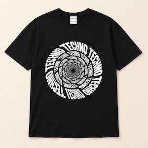Könnte beinhalten: Ein schwarzes T-Shirt mit kurzen Ärmeln und einer großen weißen Grafik auf der Brust. Die Grafik besteht aus dem Wort TECHNO, das in einem kreisförmigen Spiralmuster wiederholt wird, das sich zur Mitte hin verengt und einen Wirbeleffekt erzeugt.