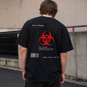 Biohazard T-shirt | Varningsetikett med grafisk tryck | Industriell streetwear | Dubbelsidigt tryck | Kraftig bomullsskjorta