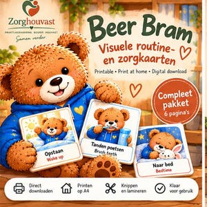 Op de afbeelding: Een bruine teddybeer in een blauwe hoodie houdt drie vierkante kaarten vast met illustraties van een beer die dagelijkse routines uitvoert. De tekst bevat "Beer Bram," "Visuele routine- en zorgkaarten," "Opstaan," "Tanden poetsen," en "Naar bed."