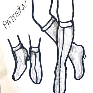 Puede incluir: Una ilustración dibujada a mano de un par de piernas con calcetines hasta la rodilla y botas. El dibujo está etiquetado como "PATTERN" en la parte superior.