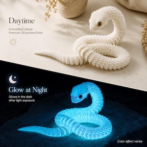 Puede incluir: Una figura de serpiente articulada impresa en 3D con un patrón de escamas texturizado. La sección superior muestra la serpiente en blanco durante el día. La sección inferior muestra la misma serpiente brillando en azul intenso por la noche.