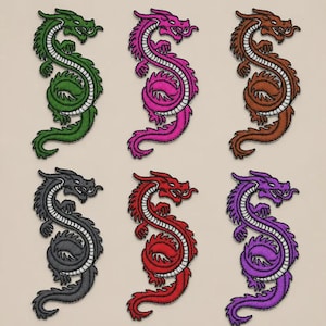 Puede incluir: Seis parches bordados de dragones dispuestos en dos filas. La fila superior presenta dragones verdes, rosas y marrones. La fila inferior muestra dragones negros, rojos y morados. Cada dragón tiene una postura serpentina con una franja blanca en el vientre.