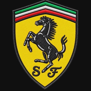 Può includere: Una toppa ricamata a forma di scudo con sfondo giallo e un cavallo nero rampante al centro. La parte superiore dello scudo presenta strisce orizzontali di colore verde, bianco e rosso. Le lettere S e F sono ricamate in nero nella parte inferiore.